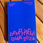 Nikol Štíbrová Instagram - Tak už je venku 🙌🏻 Demotivační diář @3v1ofiko pro rok 2024. K dostání na eshopu @albatrosmedia , nebo si pro něj přijďte v neděli odpoledne na náš charitativní bizárek v @radlickakulturnisportovna . I jeho zakoupením přispějete na @klokanekfod . Můžem vám ho i podškrábnout a nakreslit do něj prasátko! @veronikaarichtev @martinapartlova @albatrosmedia @madlove.cz