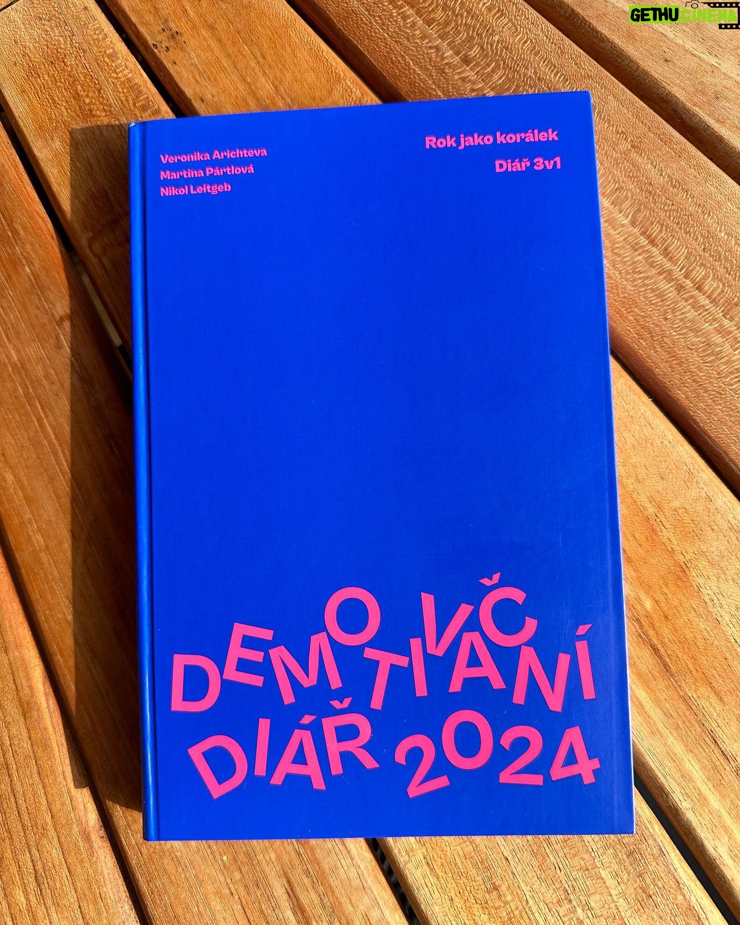 Nikol Štíbrová Instagram - Tak už je venku 🙌🏻 Demotivační diář @3v1ofiko pro rok 2024. K dostání na eshopu @albatrosmedia , nebo si pro něj přijďte v neděli odpoledne na náš charitativní bizárek v @radlickakulturnisportovna . I jeho zakoupením přispějete na @klokanekfod . Můžem vám ho i podškrábnout a nakreslit do něj prasátko! @veronikaarichtev @martinapartlova @albatrosmedia @madlove.cz
