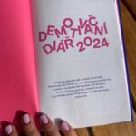 Nikol Štíbrová Instagram - Tak už je venku 🙌🏻 Demotivační diář @3v1ofiko pro rok 2024. K dostání na eshopu @albatrosmedia , nebo si pro něj přijďte v neděli odpoledne na náš charitativní bizárek v @radlickakulturnisportovna . I jeho zakoupením přispějete na @klokanekfod . Můžem vám ho i podškrábnout a nakreslit do něj prasátko! @veronikaarichtev @martinapartlova @albatrosmedia @madlove.cz