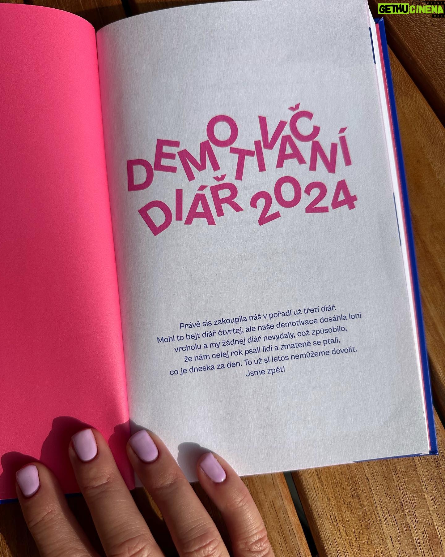 Nikol Štíbrová Instagram - Tak už je venku 🙌🏻 Demotivační diář @3v1ofiko pro rok 2024. K dostání na eshopu @albatrosmedia , nebo si pro něj přijďte v neděli odpoledne na náš charitativní bizárek v @radlickakulturnisportovna . I jeho zakoupením přispějete na @klokanekfod . Můžem vám ho i podškrábnout a nakreslit do něj prasátko! @veronikaarichtev @martinapartlova @albatrosmedia @madlove.cz
