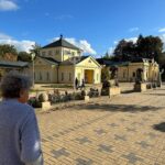 Nikol Štíbrová Instagram – S babi Lídou ve Františkovejch Lázních.

Během cesty mi vyprávěla o všech místech, kterejma sme projížděly. Kde teče jaká říčka, kde je jakej kopec, kudy všude už chodila s turistickym oddílem, jaká je historie toho a onoho…
“Teď si čoveče nemůžu vzpomenout na toho architekta od Masaryka, víš ten Slovinec, jak dělal i na Pražskym hradu…taky ti někdy úplně něco vypadne z hlavy?”
“Taky, babi.”

92 let. Mám se co učit.