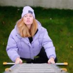 Nikol Štíbrová Instagram – Už několik tejdnů svítíme skoro zadarmo. Konečně jsme dotáhli instalaci solárních panelů a já se mohla letos pořádně rozšoupnout. 350 metrů světýlek! Sen každýho vánocofila. A prej si je tam můžu ještě chvíli nechat, pač z trenek nás to nesvlíkne. 

Další výhodou fotovoltaiky je, že když vypadne proud v celý vesnici, a na Lánech se to děje často, tak můžeme (i teď v zimě) jet celej den na záložní zdroj a uvařit tak třeba sousedům kafe:) Teda já kafe a Petr třeba bourguignon.

Skvělej vynález, tohlecto. Spokojenost. 

Díky @sefy_cz 🙌🏻

#spoluprace #sefy #fotovoltaika #uztoje