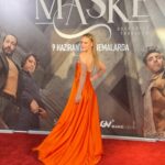 Nilay Deniz Instagram - #Maske 🩵 Harika bi heyecan🥂 Beni geceye hazırlayan @lappartistanbul @buraksenerofficial @burcubulutcan teşekkür ederim🧡 Elbise’ @carmen.com.tr 🧡