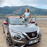 Nilay Deniz Instagram - Yeni Nissan Juke ile ilk tanışanlardan biri olduğum için çok şanslıyım🍀 Yeni yol arkadaşımın cesur tasarımına bayıldım🩶 Merhaba @nissanturkiye #YeniJuke #Jukelandın #YouveBeenJUKED #Nissan #işbirliği