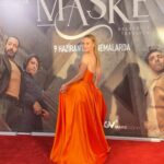 Nilay Deniz Instagram - #Maske 🩵 Harika bi heyecan🥂 Beni geceye hazırlayan @lappartistanbul @buraksenerofficial @burcubulutcan teşekkür ederim🧡 Elbise’ @carmen.com.tr 🧡