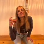 Nilay Deniz Instagram - Mutlu, sağlıklı ve ne olursa olsun kendine sarılan, 30 yaşında bi kadın görüyorum aynaya bakınca. Benim için yeterli.. Ama her şey yeni başlıyor, ben daha yeni başlıyorum💪🏻 Herkese ve hayata teşekkür ederim🫵🪷