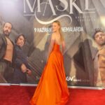 Nilay Deniz Instagram - #Maske 🩵 Harika bi heyecan🥂 Beni geceye hazırlayan @lappartistanbul @buraksenerofficial @burcubulutcan teşekkür ederim🧡 Elbise’ @carmen.com.tr 🧡