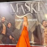 Nilay Deniz Instagram - #Maske 🩵 Harika bi heyecan🥂 Beni geceye hazırlayan @lappartistanbul @buraksenerofficial @burcubulutcan teşekkür ederim🧡 Elbise’ @carmen.com.tr 🧡