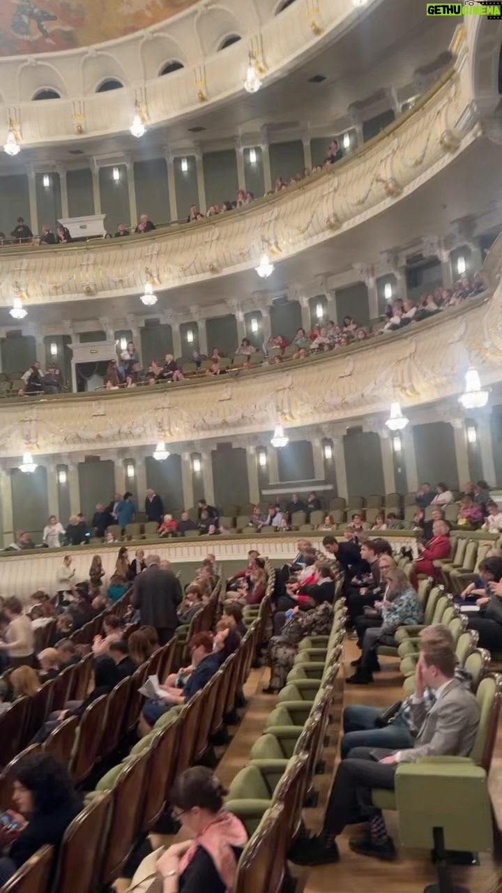 Nilgün Belgün Instagram - BOLSHOI THEATRE’da Atatürk’ün en sevdiği opera olan TOSCA’yı izlemeye geldik. ⭐️⭐️⭐️⭐️💫💫💫🧿