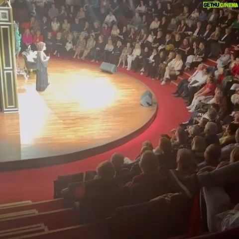 Nilgün Belgün Instagram - Akatlar Kültür Merkezinde bu gece Böbrek Vakfı yaranına gösterimi sergiledim💫💫Güzel ve coşkulu bir geceydi teşekkür ederim🙏♥️ 11 senedir vazgeçmediğim sözlerim bu gece de yerini buldu…