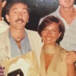 Nilgün Belgün Instagram - Ali Poyrazoğlu, Müjdat Gezen ve Metin Serezli ile yıllarca partner olup aynı sahneyi paylaştık.Hepsinden öyle çok şey öğrendim ki çok şanslıydım🍀 Leonard Cohen’i ve çok sevdiğim bu şarkısını 80 li yılların sonlarında ilk Ali’nin Bodrumdaki evinde misafir kalırken dinlemiştim.Benle kahvaltı ederken hep bu şarkıyı çalardı😍 Ali Poyrazoğlu Levent Kırca🌹 Oya Başar Metin Serezli🌹 Müjdat Gezen