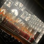 Nilgün Belgün Instagram - Tosca modern dekoru ve klasik kostümleriyle çok farklı ama güzel bir karışım olmuş.Yönetmenin temsili sahneye koyarken yorumu da farklı idi…👏👏👏👏