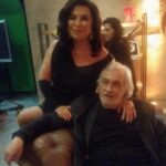 Nilgün Belgün Instagram - Ali Poyrazoğlu, Müjdat Gezen ve Metin Serezli ile yıllarca partner olup aynı sahneyi paylaştık.Hepsinden öyle çok şey öğrendim ki çok şanslıydım🍀 Leonard Cohen’i ve çok sevdiğim bu şarkısını 80 li yılların sonlarında ilk Ali’nin Bodrumdaki evinde misafir kalırken dinlemiştim.Benle kahvaltı ederken hep bu şarkıyı çalardı😍 Ali Poyrazoğlu Levent Kırca🌹 Oya Başar Metin Serezli🌹 Müjdat Gezen