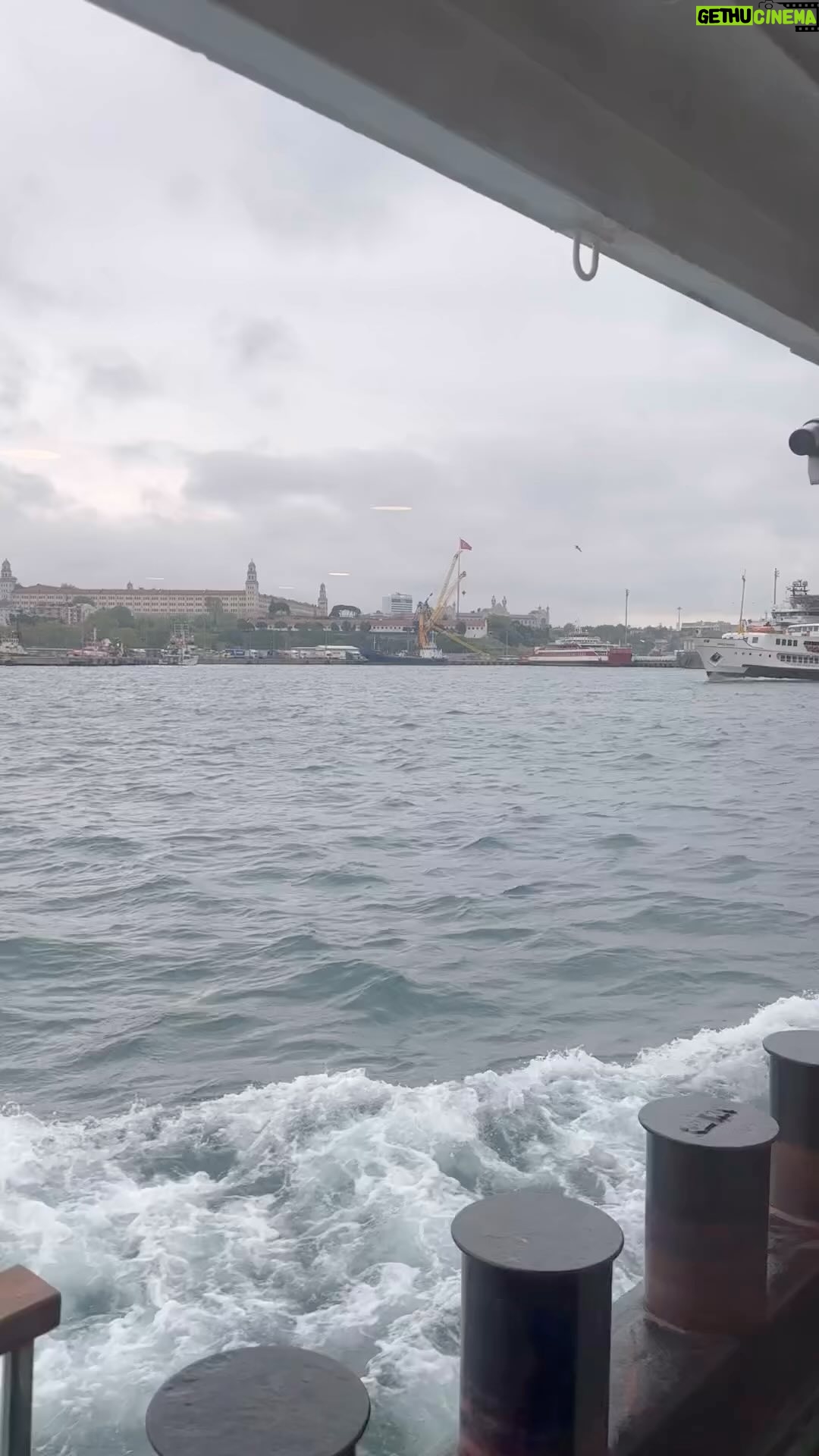 Nilgün Belgün Instagram - Yıllarca vapurla adaya gittiğim günleri hatırladım… Çok oldu gitmeyeli özlemişim😍 Sevgili @zeynelabidin çekmiş ondan aldım🫶🏻 Hayat bir yolculuk zaten… Geriye güzel anılar kalsın yeter💫💫 #büyükada
