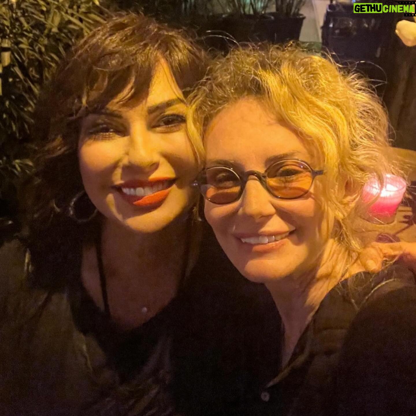 Nilgün Belgün Instagram - Yeni heyecanlar arifesindeyiz 😎🍀🧿 Sevgili dostum Hülya @sepken ve @phyapim ekibi ile birlikte yeni bir oluşumun adımını attık bu gece …Sürprizler bitmez bende😇🤗🍀