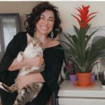 Nilgün Belgün Instagram - 4 Nisan Hayvanları Koruma Günü😻🦮 Kardeşim olmadığı için çocukluğumdan beri evimizde kedimiz vardı.Tekir kedileri de çok severim😻 Okul çağlarında sokaktan kedileri alıp eve getirirdim🤩♥️