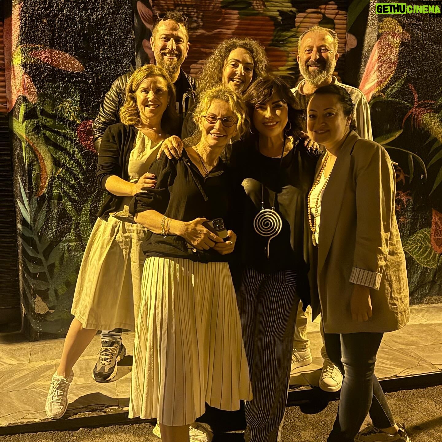 Nilgün Belgün Instagram - Yeni heyecanlar arifesindeyiz 😎🍀🧿 Sevgili dostum Hülya @sepken ve @phyapim ekibi ile birlikte yeni bir oluşumun adımını attık bu gece …Sürprizler bitmez bende😇🤗🍀