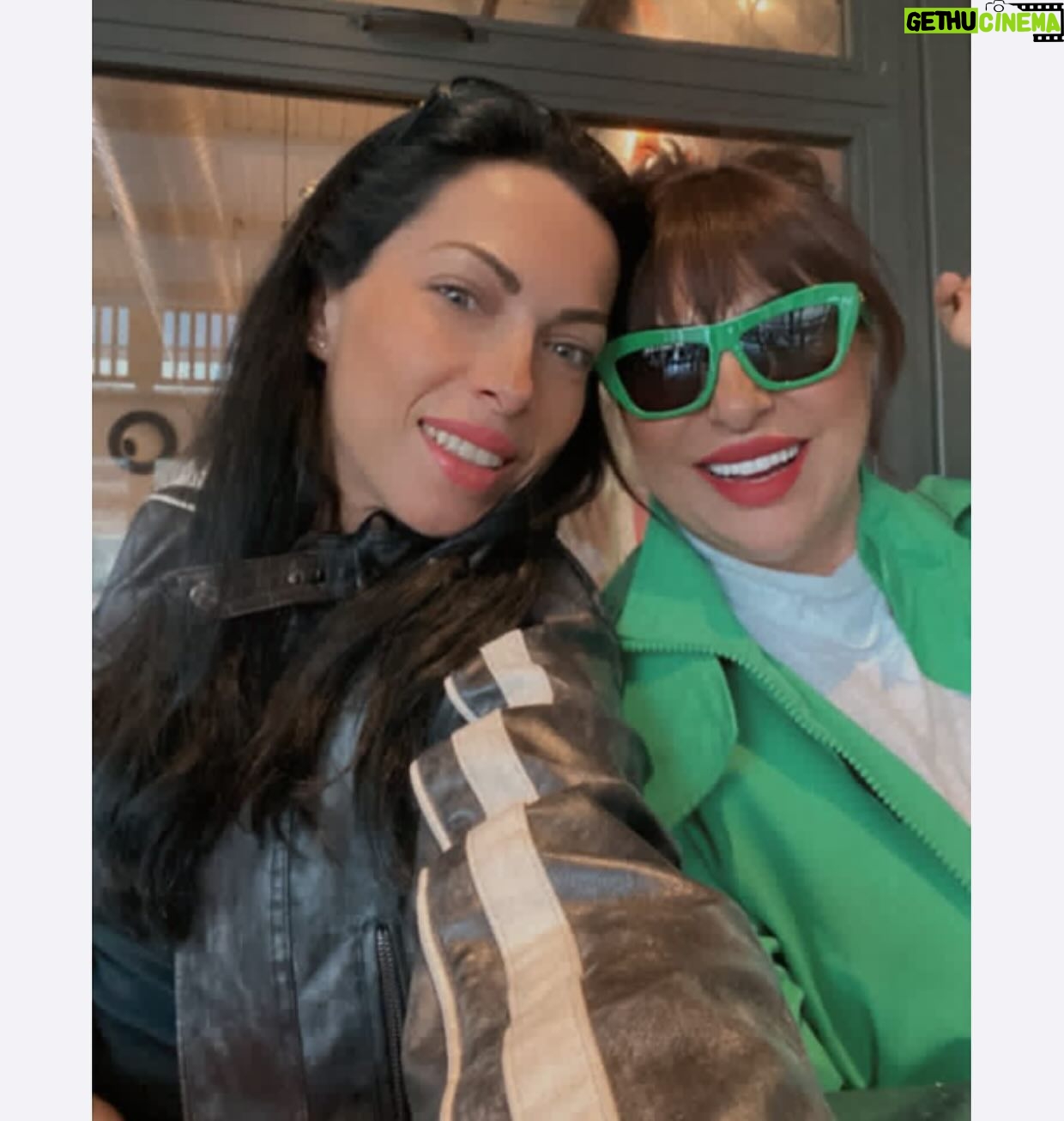 Nilgün Belgün Instagram - Merve ve ben ♥️🍀 @mervegencerstudio @mervegencer2023