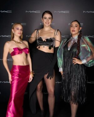 Nilperi Şahinkaya Instagram - @maccosmeticsturkiye lansmanimiz yapildi🌹🤍geceye hazirlayan roket ekibe ve heyecanimizi paylasmaya gelen herkese cok tesekkur ederim😍🙏🏻#gösterrenklerini 

styling @a.batuhancetin @itstugay 
mua  @cananhzl 
sac @huseyinnaltunn 
nailart @salihatuncozkaya 

@onurcanforsure @duygubengi @sudietuzofficial @oralinko desteginiz icin cok tesekkur ederim❤️

#reklam #işbirliği