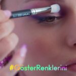 Nilperi Şahinkaya Instagram – Sade dışım, karışık içim
Kendi peşimden gidişim
Hayatta rol yapmadan da, oyuncu olabilişim.

Hepsi… Benim renklerim!🎨

İçimdeki sınırsız renkleri cesurca, tutkuyla ve özgürce yansıtırken @maccosmeticsturkiye hep yanımda! Bu ilham veren renkli yolculuğu seninle paylaştığım için çok mutluyum! ❤️‍🔥

 @maccosmeticsturkiye #GösterRenklerini #isbirliği