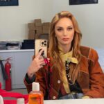 Nilperi Şahinkaya Instagram – yapraklar döküldü 
kasım göründü 
bikiniler rafa
buna derler kafa

hehe