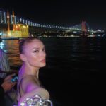 Nilperi Şahinkaya Instagram – bir galanin daha sonundaki after party’nin de sonuna geldik⚡️ayzek’in de dedigi gibi, “biz gemiciyiz baba, sag saglim yanasiriz yani” #donotdisturb 
styling @a.batuhancetin 🌹
mua @alirizaozdemir 
sac @feritbelli

#reklam