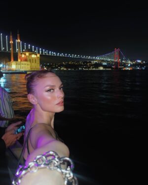 Nilperi Şahinkaya Instagram - bir galanin daha sonundaki after party'nin de sonuna geldik⚡️ayzek'in de dedigi gibi, "biz gemiciyiz baba, sag saglim yanasiriz yani" #donotdisturb 
styling @a.batuhancetin 🌹
mua @alirizaozdemir 
sac @feritbelli

#reklam