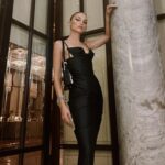 Nilperi Şahinkaya Instagram – bir galanin daha sonundaki after party’nin de sonuna geldik⚡️ayzek’in de dedigi gibi, “biz gemiciyiz baba, sag saglim yanasiriz yani” #donotdisturb 
styling @a.batuhancetin 🌹
mua @alirizaozdemir 
sac @feritbelli

#reklam