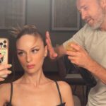 Nilperi Şahinkaya Instagram – bir galanin daha sonundaki after party’nin de sonuna geldik⚡️ayzek’in de dedigi gibi, “biz gemiciyiz baba, sag saglim yanasiriz yani” #donotdisturb 
styling @a.batuhancetin 🌹
mua @alirizaozdemir 
sac @feritbelli

#reklam