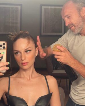 Nilperi Şahinkaya Instagram - bir galanin daha sonundaki after party'nin de sonuna geldik⚡️ayzek'in de dedigi gibi, "biz gemiciyiz baba, sag saglim yanasiriz yani" #donotdisturb 
styling @a.batuhancetin 🌹
mua @alirizaozdemir 
sac @feritbelli

#reklam