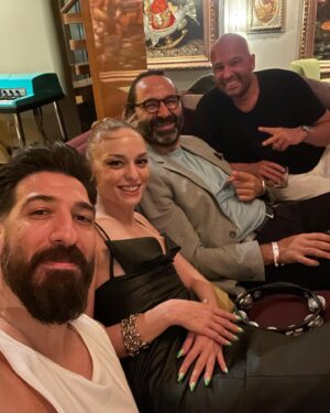 Nilperi Şahinkaya Instagram - bir galanin daha sonundaki after party'nin de sonuna geldik⚡️ayzek'in de dedigi gibi, "biz gemiciyiz baba, sag saglim yanasiriz yani" #donotdisturb 
styling @a.batuhancetin 🌹
mua @alirizaozdemir 
sac @feritbelli

#reklam