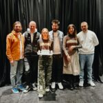 Nilperi Şahinkaya Instagram – 1 buçuk yıl önce başlayan “doğal afet” maceramız kazasız belasız mutlu mesut sonlandı:) öncelikle bizi hiç yalnız bırakmayan seyircimize çok teşekkür ederiz:) oyun sonrası sizle bir araya gelmek benim için en değerli olandı:) 
ayrıca baştan sona büyük titzlikle çalışan müthiş bi ekiple birlikte olduğum için hep çok şanslı hissettim. Tüm doğal afet ekibi:
@a.ilkerergin @cansusitaci 
@gizmoerdemmm @aysesedefayter @omersarigedik @bercemacig @coskuncaglardere @tolgaerdogn7 @eyuphancetin @nazcorr
ve tüm süreç yanımda olan @emreyusufi @nejdetsert @helinirmakdemirel
sizi çok seviyorum, benimle yürüdüğünüz için, verdiğiniz emek için çok teşekkür ederim🥰🌹🙏🏻❤️
Bu gördüğünüz eğlenceli anlardan uzak, oynarken alt üst olduğum bir oyundu.
kıyamet yaklaşırken, neşeyle hayat hikayesini anlatan bi kadının, aslında bu kıyametin onu öldürmeye gelen eşi olduğunu itiraf etmesiyle biten “doğal afet”te, karakterin son dileğini yapabildiğim kadar gerçekleştirmeye çalıştım: “size bütün bunları anlattım çünkü sadece bi kurban olarak bilinmek istemiyorum”.