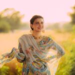 Nimrat Khaira Instagram - Ik ohde roop di dhup tikheri dooja mehkan da tirhaya Teeja ohda rang gulabi O kise gori maan da jaya ~ Shiv Kumar Batalvi 📸 @ravankhosa @channabambayaala