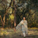 Nimrat Khaira Instagram - Ik ohde roop di dhup tikheri dooja mehkan da tirhaya Teeja ohda rang gulabi O kise gori maan da jaya ~ Shiv Kumar Batalvi 📸 @ravankhosa @channabambayaala