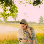 Nimrat Khaira Instagram - Ik ohde roop di dhup tikheri dooja mehkan da tirhaya Teeja ohda rang gulabi O kise gori maan da jaya ~ Shiv Kumar Batalvi 📸 @ravankhosa @channabambayaala