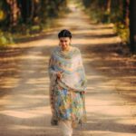 Nimrat Khaira Instagram - Ik ohde roop di dhup tikheri dooja mehkan da tirhaya Teeja ohda rang gulabi O kise gori maan da jaya ~ Shiv Kumar Batalvi 📸 @ravankhosa @channabambayaala