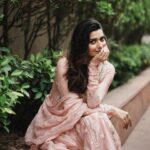 Nimrat Khaira Instagram - I either reply in 0.2 seconds or 4-5 business days 😃😁