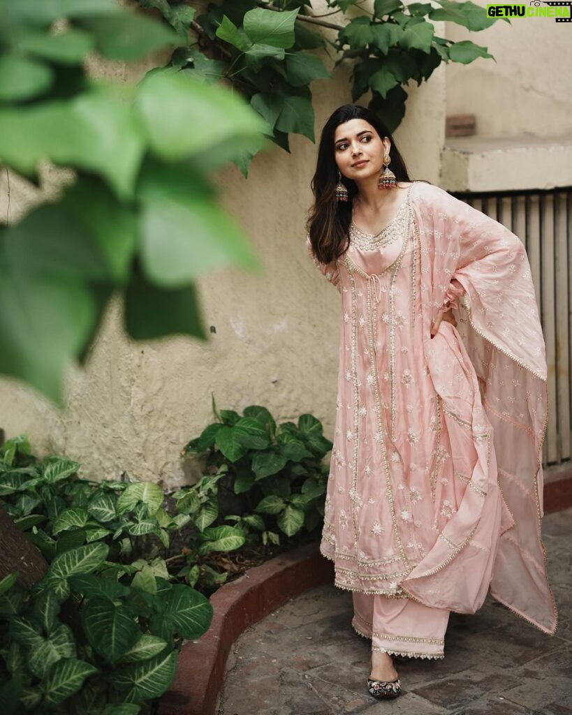 Nimrat Khaira Instagram - I either reply in 0.2 seconds or 4-5 business days 😃😁