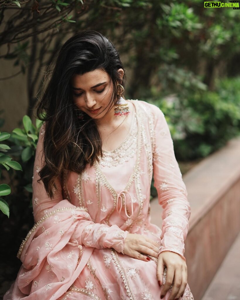 Nimrat Khaira Instagram - I either reply in 0.2 seconds or 4-5 business days 😃😁