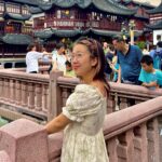 Nina Lu Instagram – My newest obsession is the fact that every traditional Chinese Lion statue pair has a female lion with a baby lion under her paw and a male lion with a ball under his paw!!! (Because women raise the young and men… get to play basketball??? 😀)