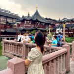 Nina Lu Instagram – My newest obsession is the fact that every traditional Chinese Lion statue pair has a female lion with a baby lion under her paw and a male lion with a ball under his paw!!! (Because women raise the young and men… get to play basketball??? 😀)
