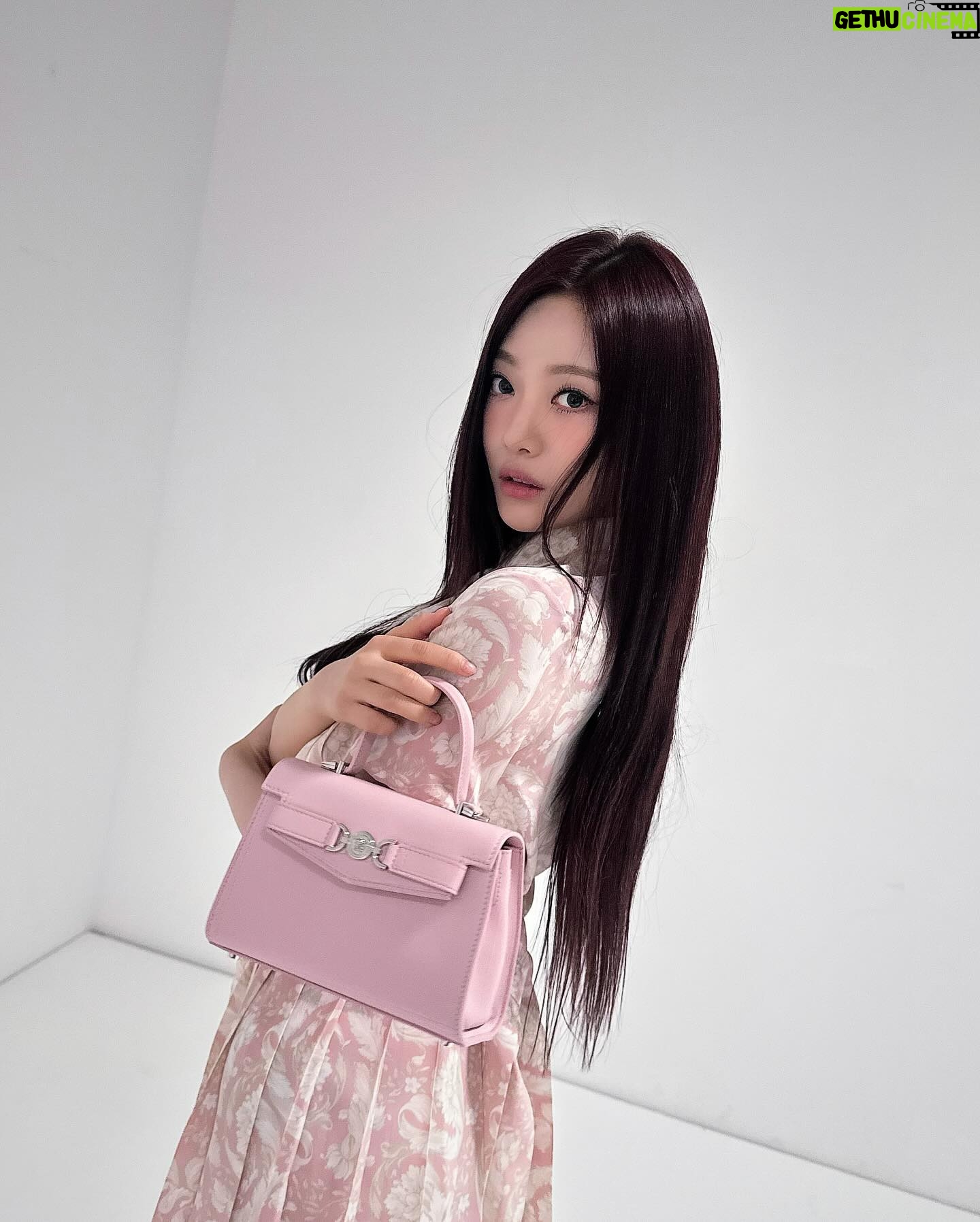 Ning Yi Zhuo Instagram - #VersaceLaVacanza #VersaceMedusa95 #Versace @versace💕 ‘Versace LA VACANZA POP-UP’ at Center Park/The Stage #3 3F, Shinjuku Isetan Main Bldg. 3-14-1, Shinjuku,Tokyo from May 8th to May 21st