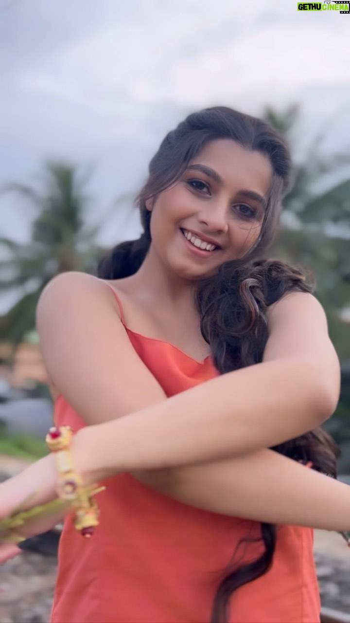 Niranjana Anoop Instagram - A very Sallaapam kind of evening π§‘ Any other Sallaapam movie fans ? πππ @manju.warrier Our very own lady superstar was such a vision in this song !!! β₯οΈ @pranavraaaj π½οΈ @femy_antony__ π @pureallure.in π #oldsongs#mollywood#classics#love#evenings#happiest#instagram#instagood#instamood #instalove