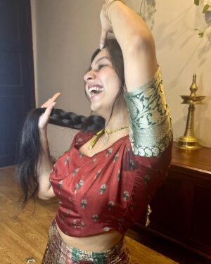 Niranjana Anoop Instagram - Onam Vanneeeee 🌸♥️ 

📸 @narayani.anoop nu grace venam thre 🤣 ennekondu ithe pattu 😈

Happppyyyyyy Onammmm