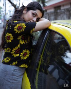 Niranjana Anoop Instagram - An evening with my favourites 💛🐝 @pournami_mukesh_photography @femy_antony__ Happy New Year 🐝