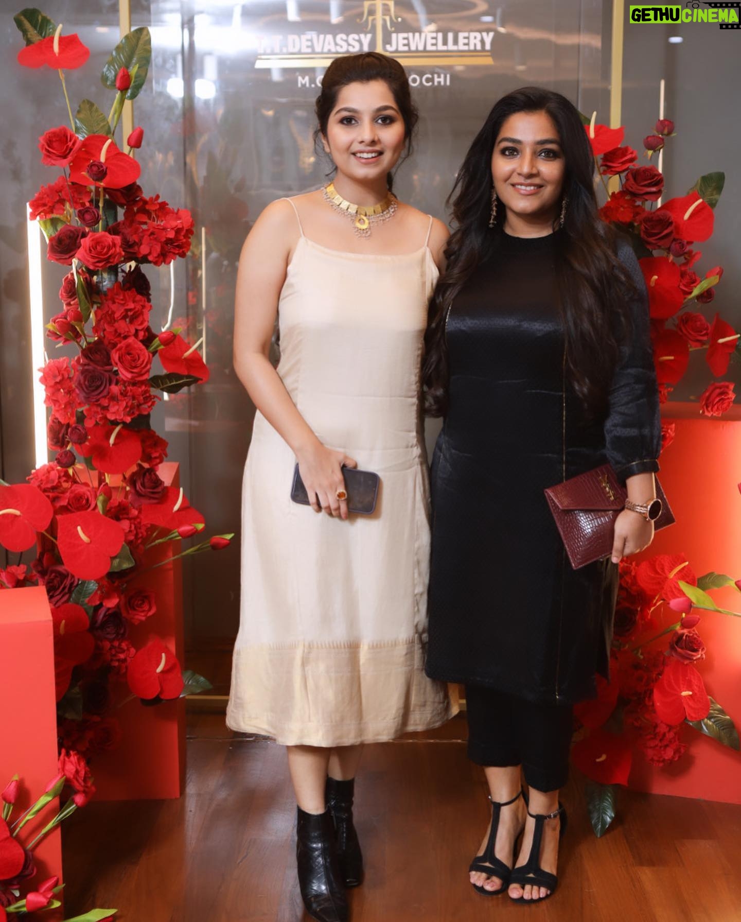 Niranjana Anoop Instagram - @ttdevassy jewellers are in town ✨ Wishing @seema_anil and @heyitsminna all love and luck ♥️✨ It was indeed a lovely night … Jewellery @ttdevassy MUAH @femy_antony__ #jewelry#jewellerydesign#ttdevassyjewellery#kochi#launch#funnight#instagood#instagram#insta#instalove#instadaily