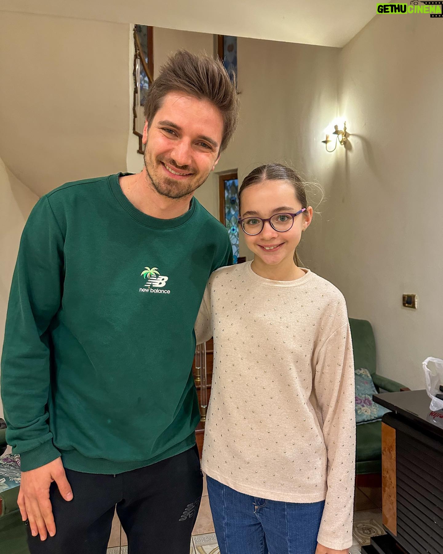 Nisa Sofiya Aksongur Instagram - Hicran dizisinde emeği geçen herkese çok teşekkür ederim, çok keyifli bir setti. Başka projelerde görüşmek üzere!🥰 @filmeviyapim @hicrandizi @gurselatesofficial @eelcinz @berkbakioglu @ozlemsurekk @yasaruzer @mr.ctnky @yagmurcokgenc #nisasofiya #hicran #final