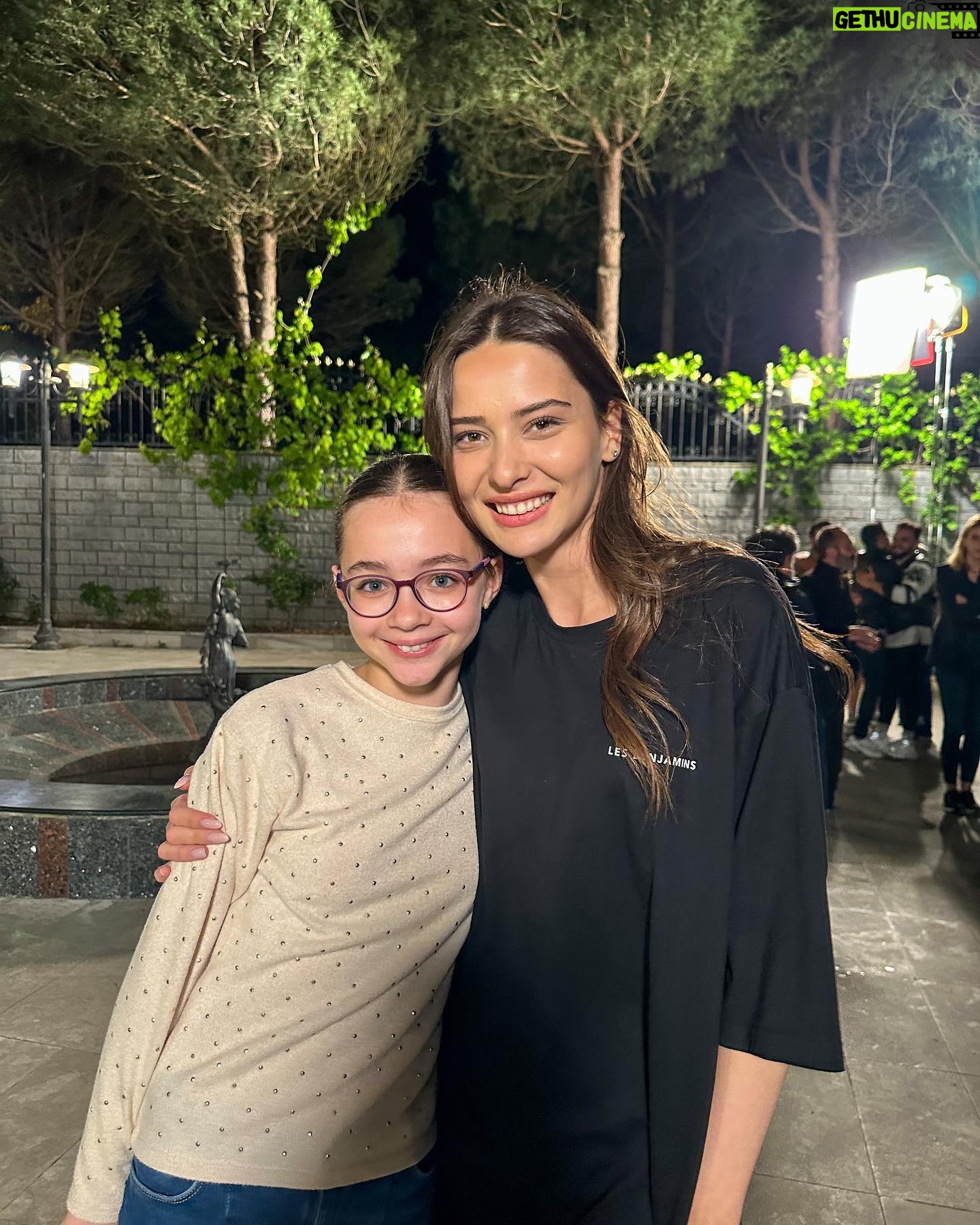 Nisa Sofiya Aksongur Instagram - Hicran dizisinde emeği geçen herkese çok teşekkür ederim, çok keyifli bir setti. Başka projelerde görüşmek üzere!🥰 @filmeviyapim @hicrandizi @gurselatesofficial @eelcinz @berkbakioglu @ozlemsurekk @yasaruzer @mr.ctnky @yagmurcokgenc #nisasofiya #hicran #final