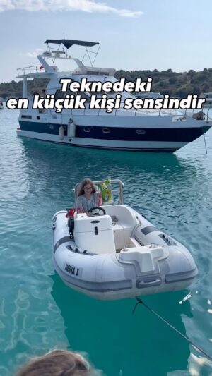 Nisa Sofiya Aksongur Instagram - Markete hep en küçük mü yollanır ? 😅

#nisasofiya #tekne #tatil #mizah