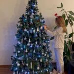 Nisa Sofiya Aksongur Instagram - 🎄 🥰 #yeniyıl #nisasofiya #yılbaşıağacı #dekor #decoration #snow #2023